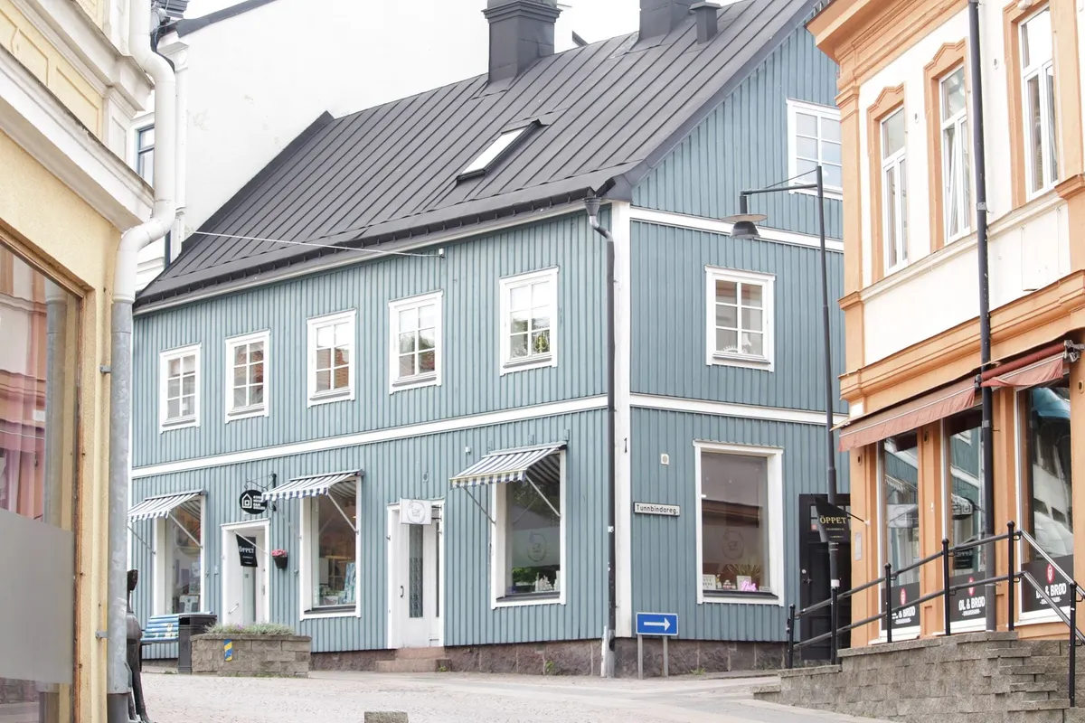 Gata i en nordisk stad med små butikslokaler i gatuplan.