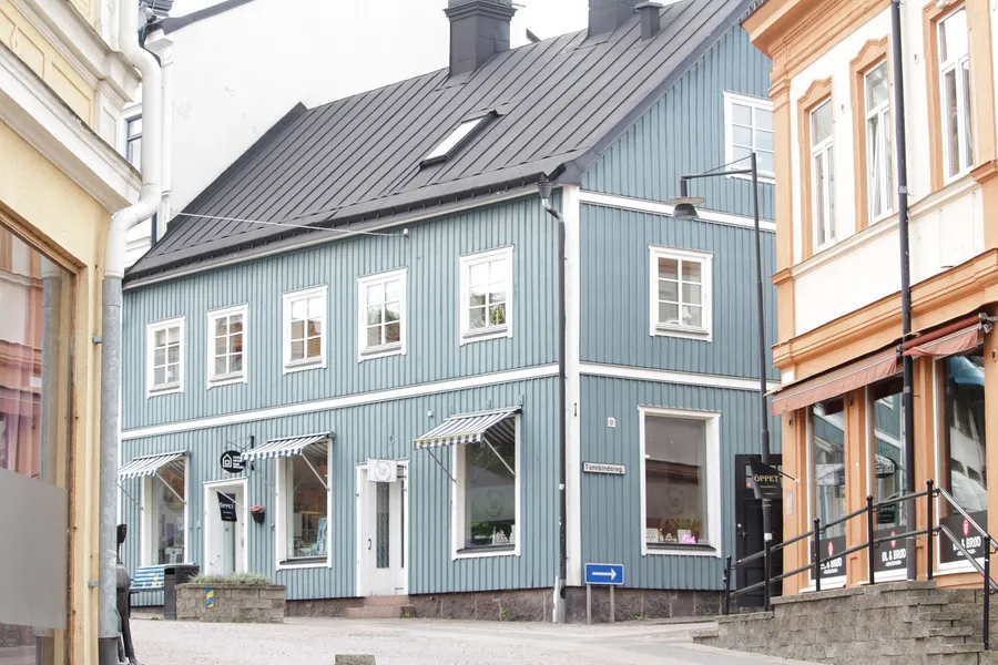 Gata i en nordisk stad med små butikslokaler i gatuplan.