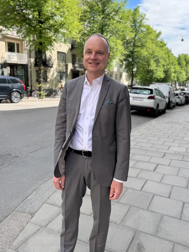 Peter Lowe står på en gata i Stockholm.