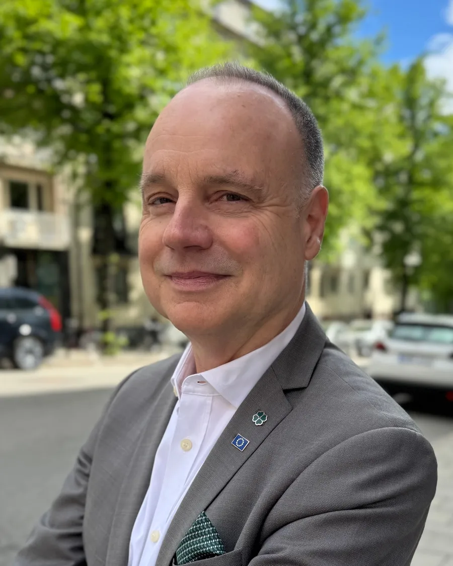 Peter Lowe på en gata i Stockholm.